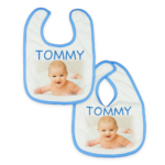 Bavaglino personalizzato con bordino azzurro e chiusura con velcro